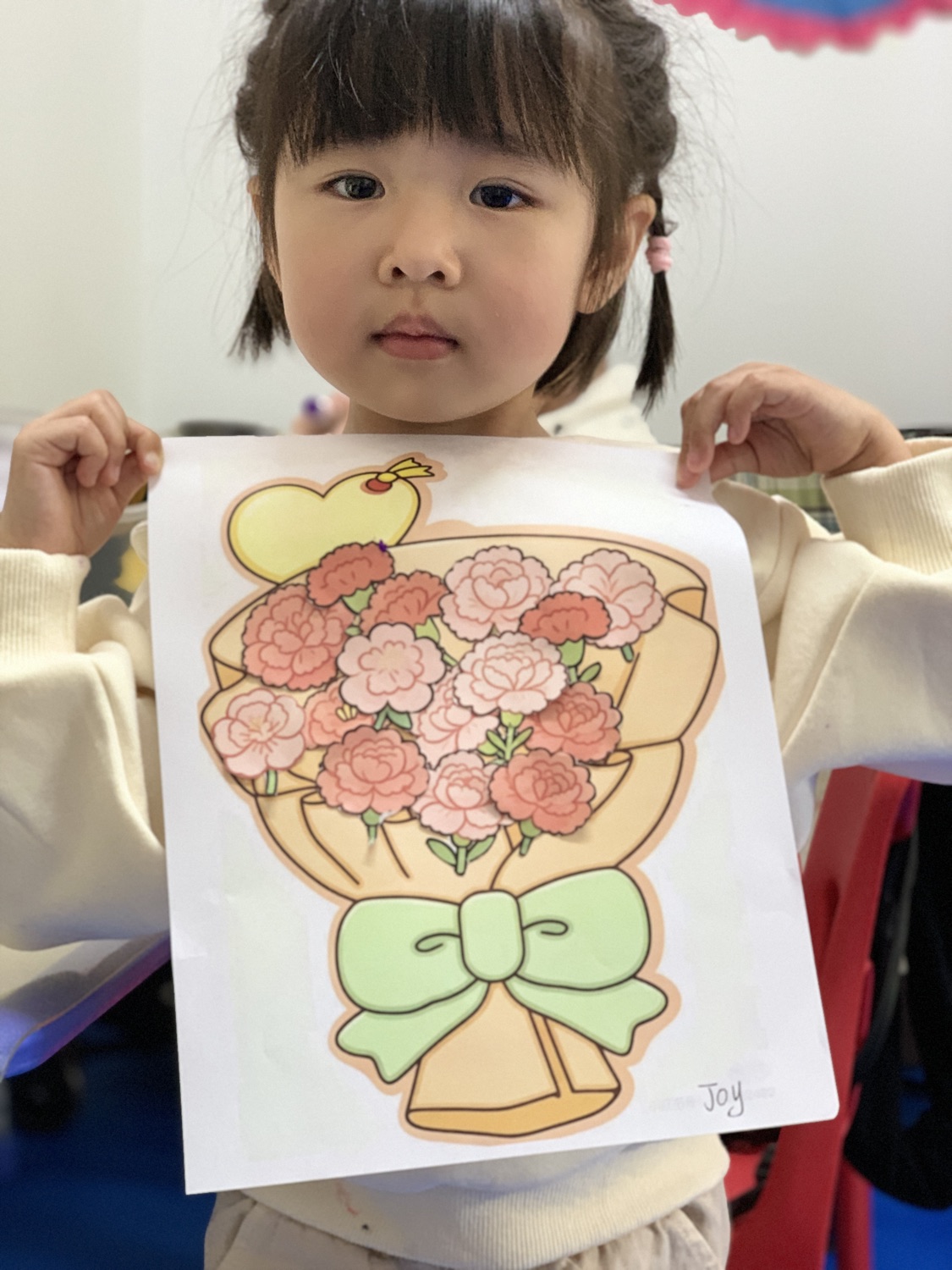 新乐幼儿园小朋友开心地展示自己的彩色绘画作品