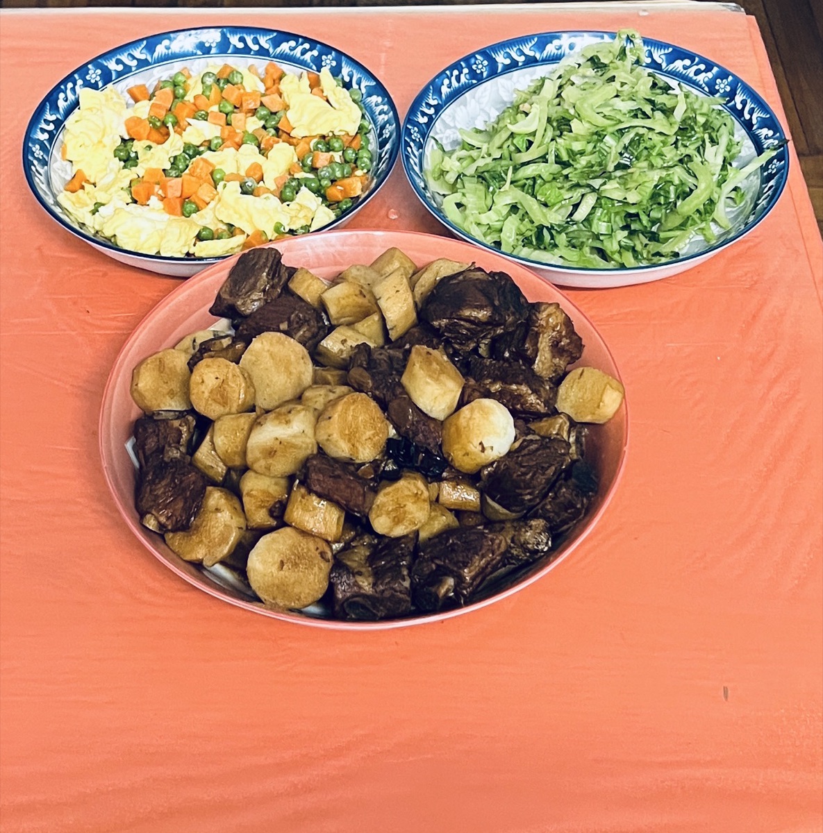 新乐幼儿园营养配餐：炒蛋豌豆胡萝卜、清炒生菜与红烧萝卜牛肉