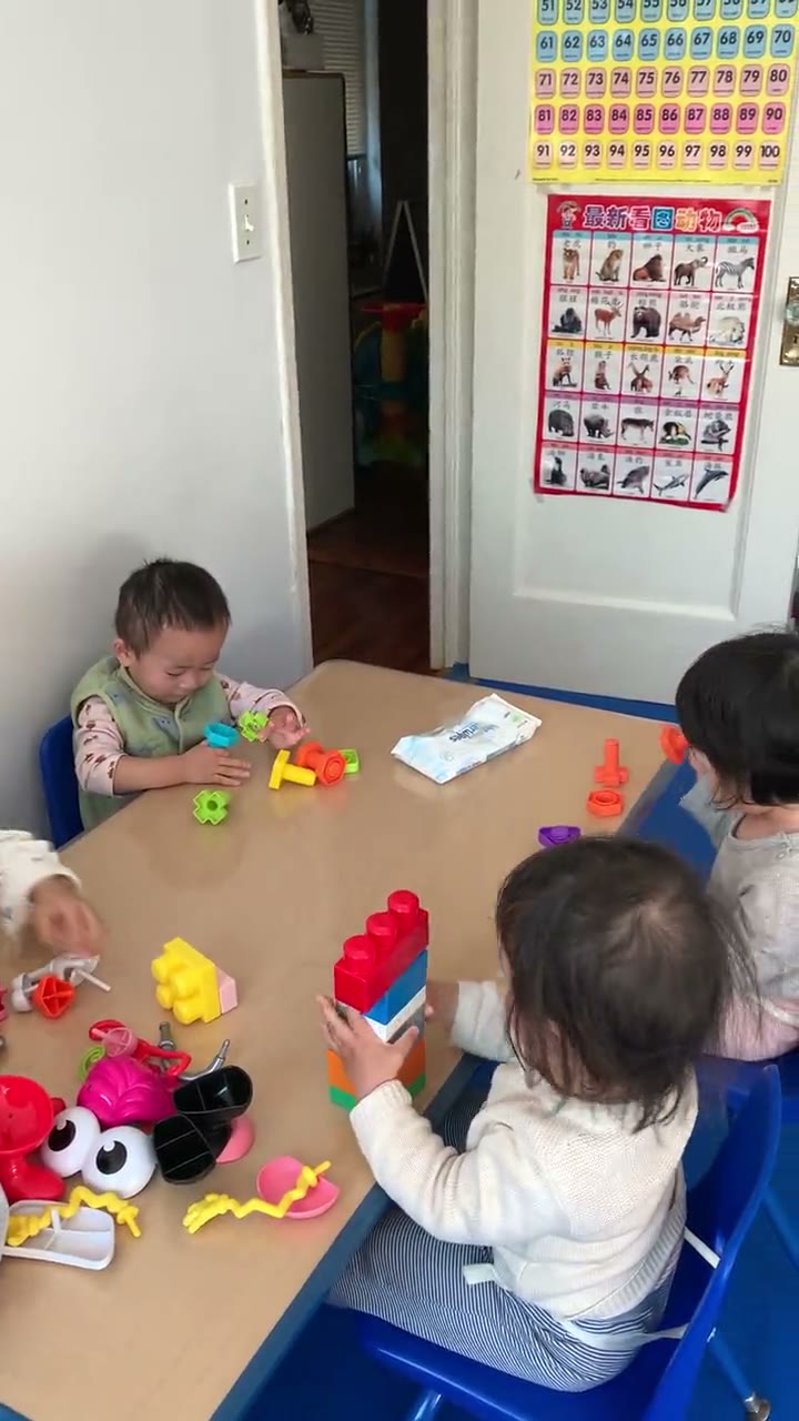 孩子在建构搭建区用积木拼搭，锻炼动手能力
