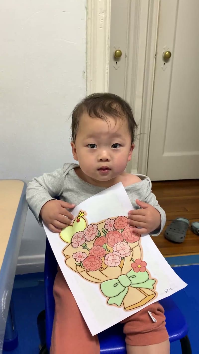 宝宝开心展示亲手制作的康乃馨花束手工