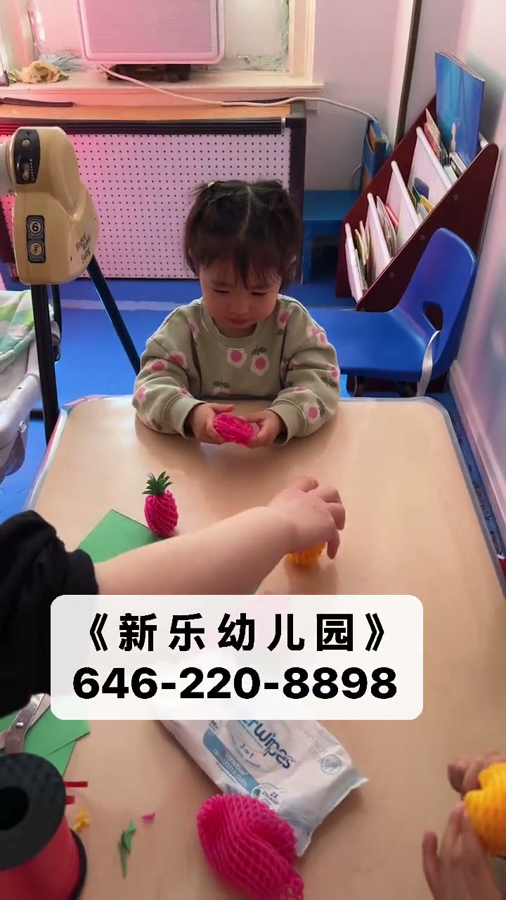 小女孩用网套与彩纸制作菠萝造型手工