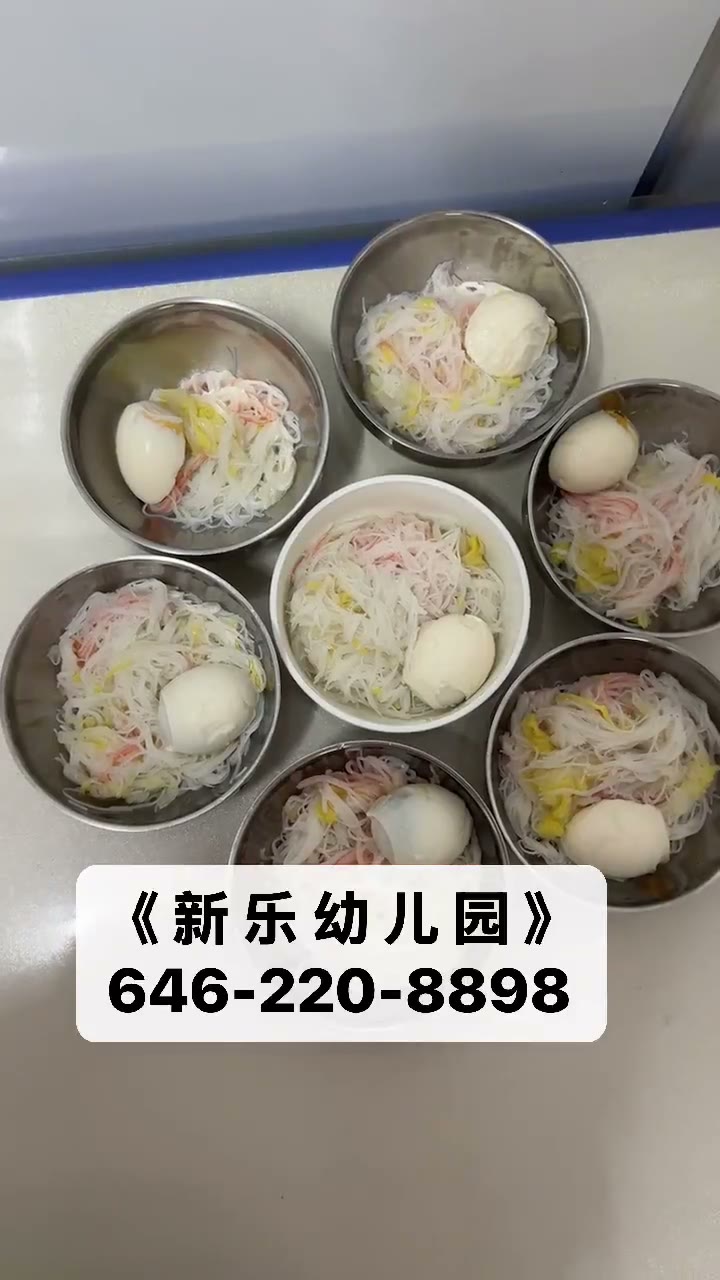 一份份米粉搭配鸡蛋的营养餐摆盘