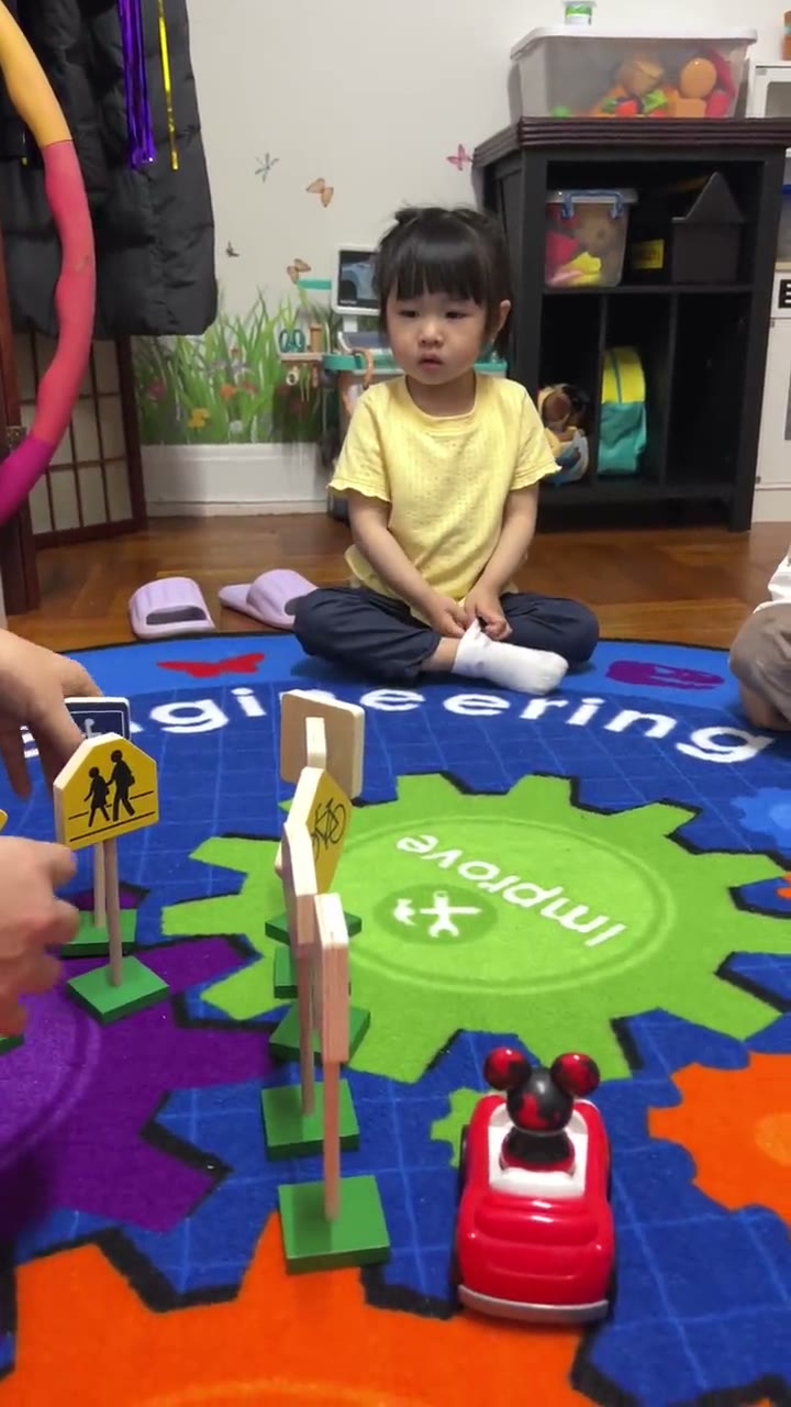 孩子在工程主题地毯上进行STEM积木游戏