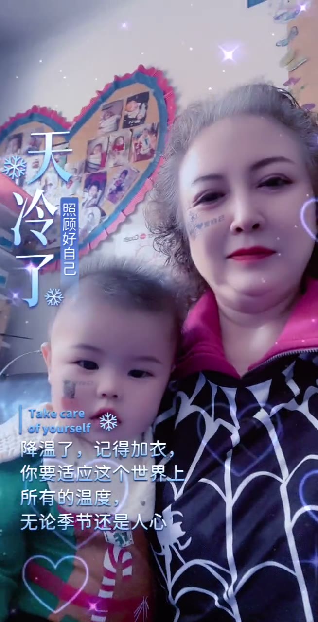 家长怀抱宝宝温暖陪伴的温情画面